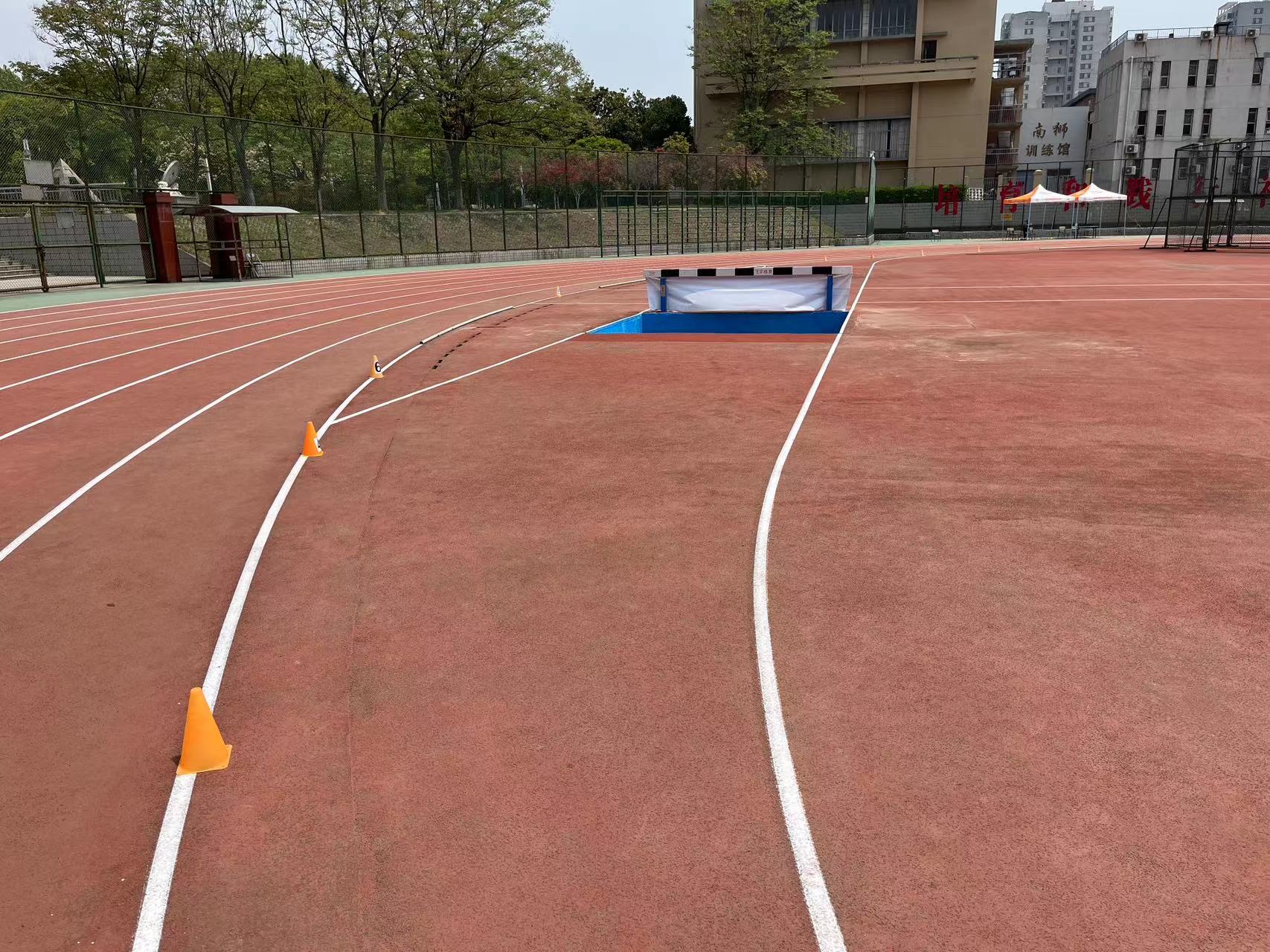 某體育學(xué)院3000米障礙賽場(chǎng)地